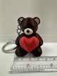 Szívvel ölelő medve kulcstartó – apró gesztus, nagy szeretet