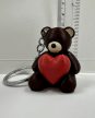Szívvel ölelő medve kulcstartó – apró gesztus, nagy szeretet